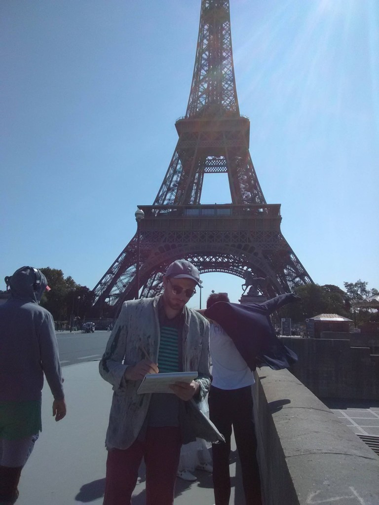 Artist Russell frantom drawing portraits in Paris France 