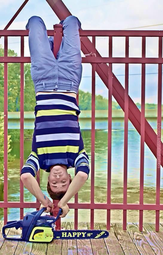 Artist Russell frantom chainsaw photo 