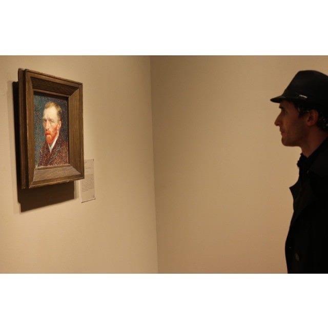 Artist Russell Frantom observes a Vincent Van Gogh self portrait at the Chicago art institute. Date unknown. 